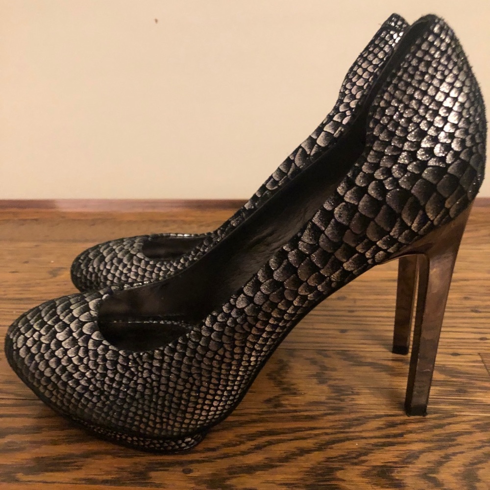 BCBGMAXAZRIA Metallic Snakeskin print Heels